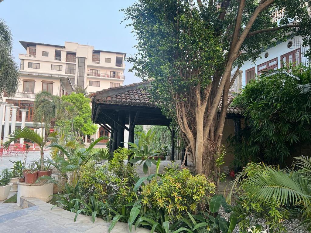 Hotel Club Denovo Butwāl Exteriér fotografie
