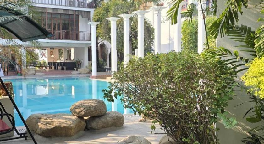 Hotel Club Denovo Butwāl Exteriér fotografie