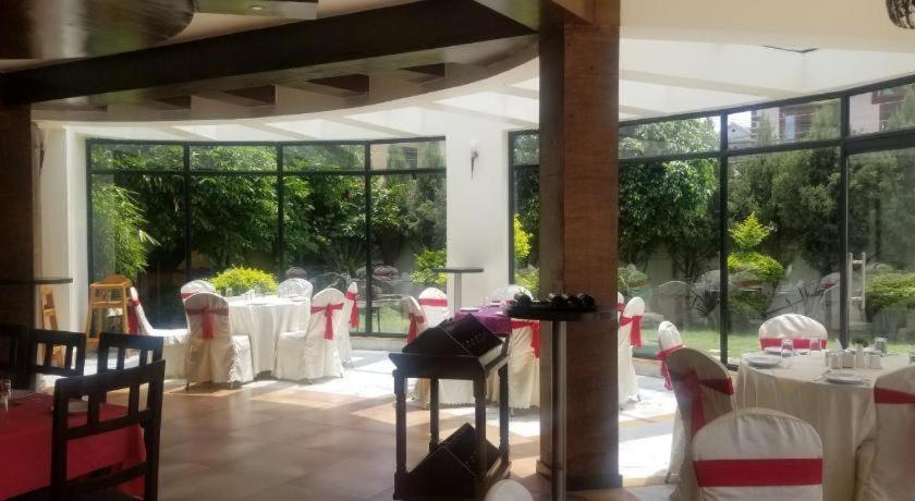 Hotel Club Denovo Butwāl Exteriér fotografie