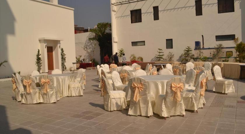 Hotel Club Denovo Butwāl Exteriér fotografie