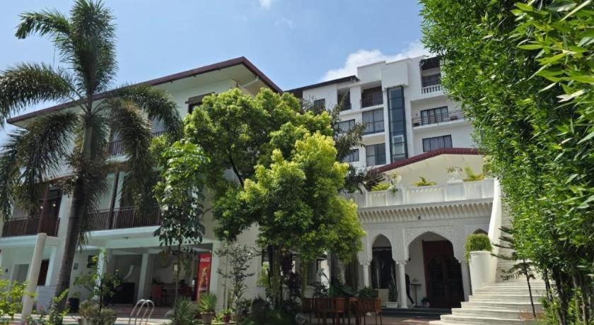 Hotel Club Denovo Butwāl Exteriér fotografie