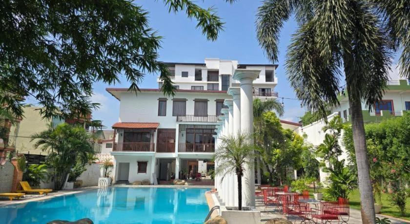 Hotel Club Denovo Butwāl Exteriér fotografie