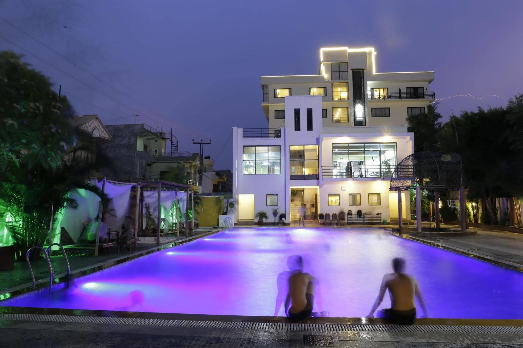 Hotel Club Denovo Butwāl Exteriér fotografie