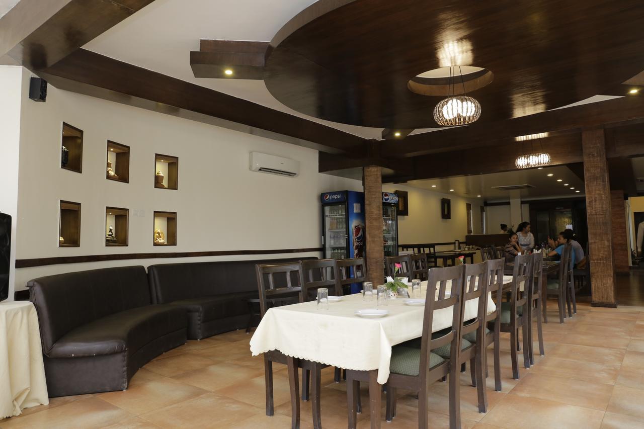 Hotel Club Denovo Butwāl Exteriér fotografie