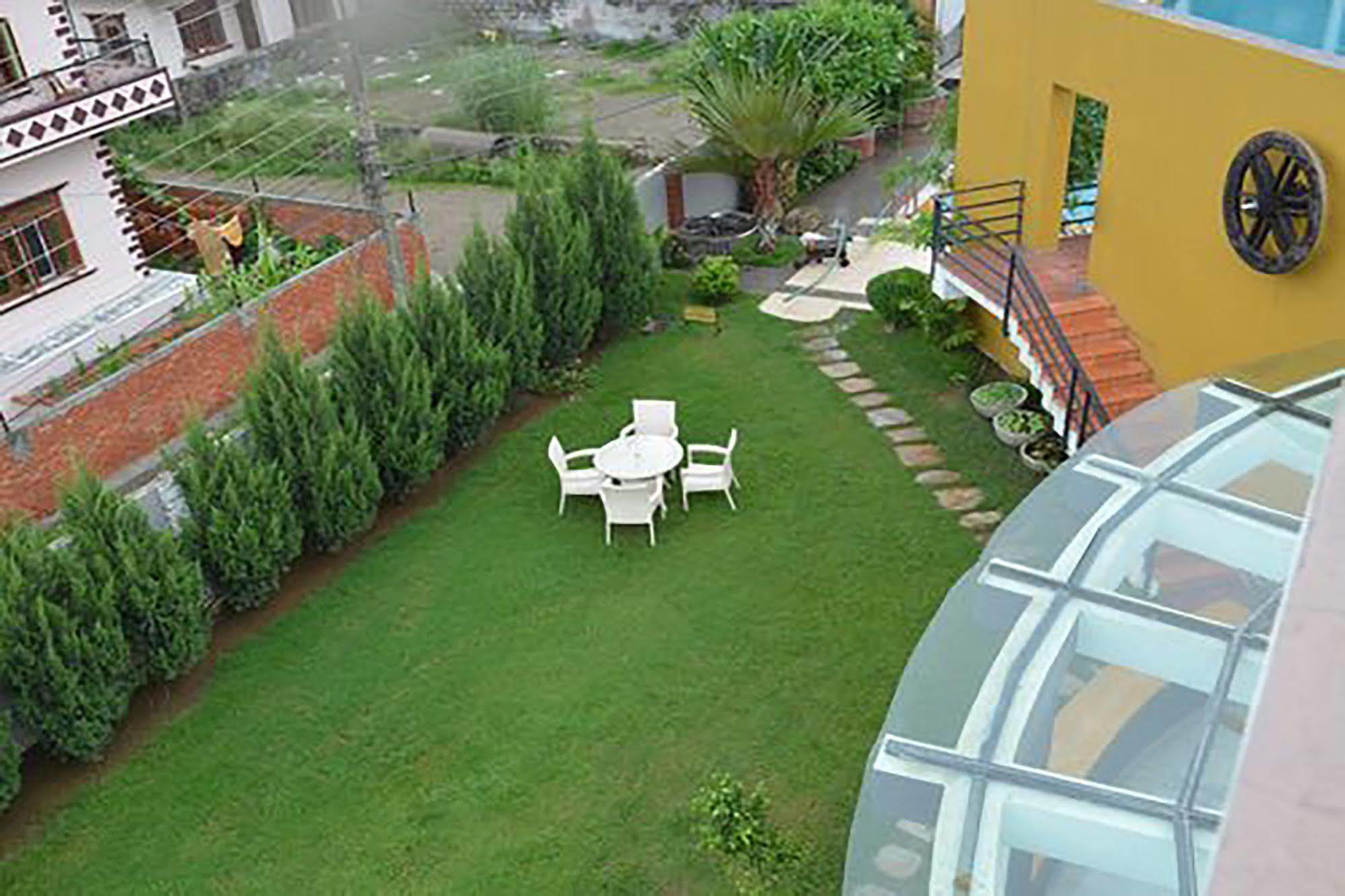 Hotel Club Denovo Butwāl Exteriér fotografie