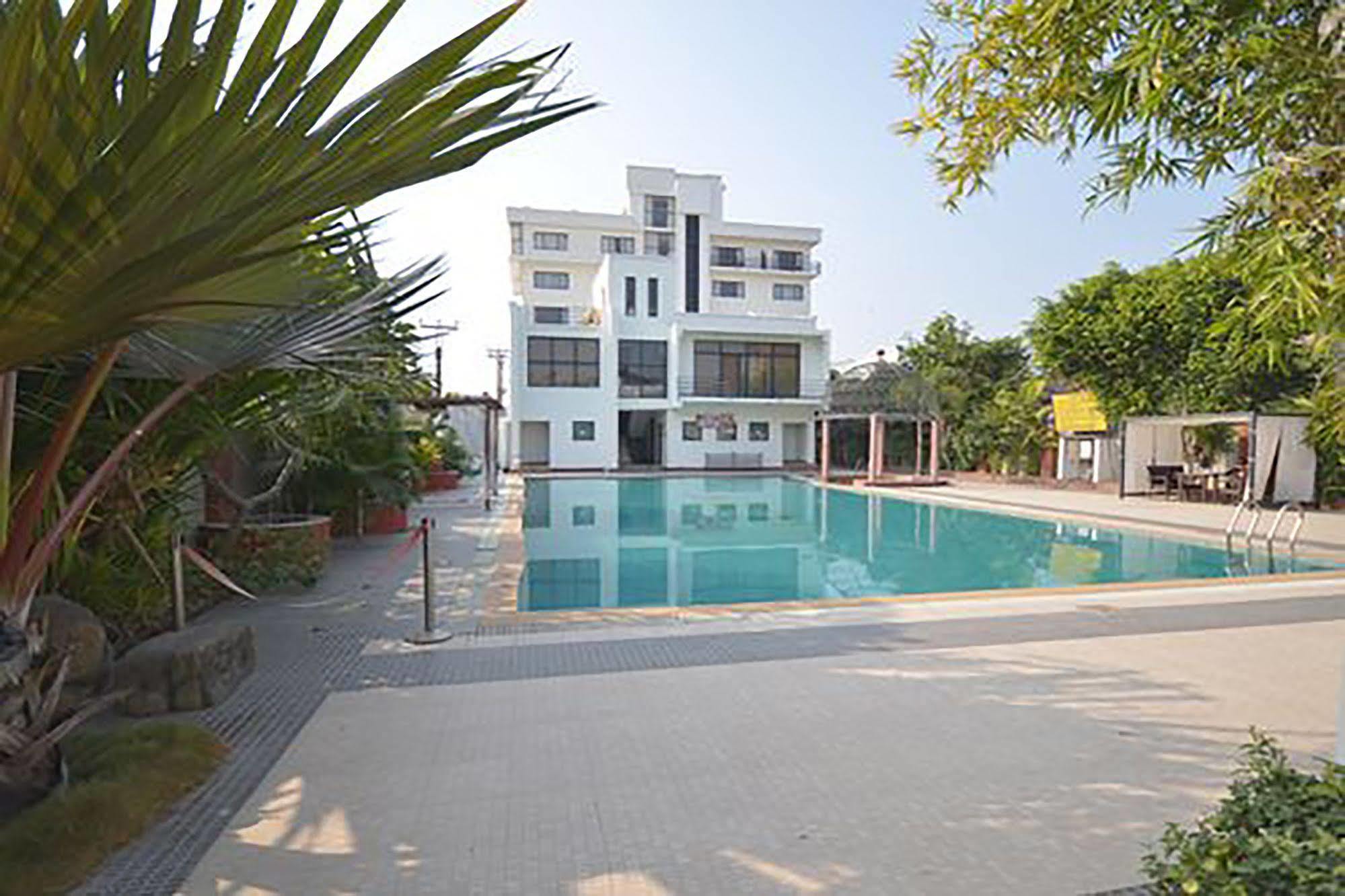 Hotel Club Denovo Butwāl Exteriér fotografie